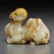 A FINELY CARVED PALE GREY AND RUSSET JADE FIGURE OF A RECUMBENT CAMEL - Foto 1