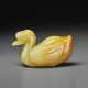 A YELLOW AND RUSSET JADE FIGURE OF A GOOSE - Foto 1