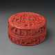 A RARE AND FINELY CARVED RED LACQUER `HUNDRED BOYS’ CIRCULAR BOX AND COVER - Foto 1