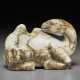 A MOTTLED GREY, BLACK AND RUSSET JADE FIGURE OF A RECUMBENT CAMEL - Foto 1