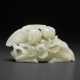 A WHITE JADE FIGURE OF A RECUMBENT STAG - Foto 1