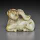 A PALE GREY AND RUSSET-STREAKED JADE CARVING OF A RAM - Foto 1