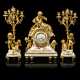 A FINE FRENCH ORMOLU AND WHITE MARBLE THREE-PIECE CLOCK GARNITURE - Foto 1