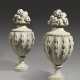 A PAIR OF COVERED VASES - Foto 1