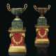 A PAIR OF ITALIAN ORMOLU-MOUNTED JASPER, BLOODSTONE, GREEN PORPHYRY AND RED MARBLE CUPS - Foto 1