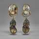 A PAIR OF GILT SILVER PENDENT EARRINGS - Foto 1