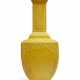 A YELLOW-ENAMELLED MOLDED AND INCISED `DRAGON’ FACETED BOTTLE VASE - Foto 1