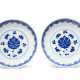 A PAIR OF BLUE AND WHITE `FLORAL SCROLL’ DISHES - Foto 1