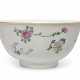 A FAMILLE ROSE SGRAFITTO BOWL WITH FLOWER SPRAYS - Foto 1