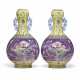A PAIR OF DAYAZHAI GRISAILLE-DECORATED YELLOW-GROUND AND FAMILLE ROSE PURPLE-GROUND ‘GARLIC-MOUTH’ VASES - Foto 1