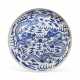 A LARGE BLUE AND WHITE `DRAGON' DISH - Foto 1