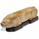 A GREENISH-BROWN JADE CARVING OF A PIG - Foto 1