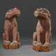 A PAIR OF WOOD SCULPTURES OF LIONS - Foto 1