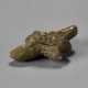 A CARVED WOOD SCULPTURE (NETSUKE) OF PICKLED CUCUMBERS AND SNOW PEA - Foto 1