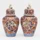A pair of lidded vases - фото 1