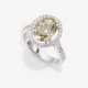 A classic modern cocktail ring decorated with an oval diamond and brilliant cut diamonds - Foto 1