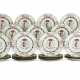 A SET OF TWENTY-FIVE CHINESE EXPORT ARMORIAL DINNER PLATES - Foto 1