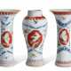 A SMALL CHINESE EXPORT PORCELAIN THREE-PIECE GARNITURE - Foto 1