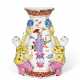 A CHINESE EXPORT PORCELAIN FAMILLE ROSE WALL VASE - Foto 1