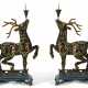 A PAIR OF CHINESE CLOISONNÉ ENAMEL DEER-FORM CANDLESTICKS - Foto 1