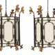 A PAIR OF CHINESE HEXAGONAL LACQUERED AND GILTWOOD LANTERNS - Foto 1