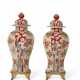 A PAIR OF ORMOLU-MOUNTED JAPANESE IMARI PORCELAIN VASES AND COVERS - Foto 1