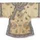 A CHINESE EMBROIDERED SILK ROBE - Foto 1