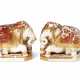 A PAIR OF POLYCHROME-PAINTED ALABASTER ELEPHANTS - Foto 1