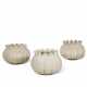 A GROUP OF THREE WHITE MARBLE LOTUS-FORM JARDINIERES - Foto 1