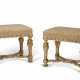 A PAIR OF SOUTH GERMAN WHITE-PAINTED AND PARCEL-GILT STOOLS - Foto 1