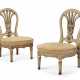 A PAIR OF FRENCH GREY-PAINTED CHAISES D'ENFANT - Foto 1
