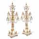 A PAIR OF NORTH EUROPEAN CUT-GLASS-MOUNTED ORMOLU AND WHITE MARBLE SIX-LIGHT CANDELABRA - Foto 1