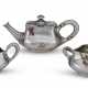 AN AMERICAN SILVER AND MIXED METAL THREE-PIECE `BACHELOR` TEA SERVICE - Foto 1