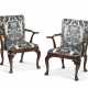 A PAIR OF GEORGE II MAHOGANY ARMCHAIRS - Foto 1