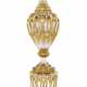 A LARGE BOHEMIAN GILT-DECORATED CLEAR GLASS VASE ON STAND - Foto 1