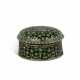 A ROUND ENAMELED SILVER BOX WITH COVER (PANDAN) - Foto 1