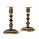 A PAIR OF GERMAN GILT-BRONZE AND BLOODSTONE CANDLESTICKS - Foto 1