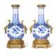 A PAIR OF FRENCH ORMOLU-MOUNTED CHINESE BLUE AND WHITE VASES - Foto 1