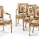 A SET OF FOUR GEORGE III WHITE-PAINTED AND PARCEL-GILT OPEN ARMCHAIRS FROM HOUGHTON HALL - Foto 1