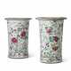 A PAIR OF CHINESE EXPORT PORCELAIN FAMILLE ROSE PLANTERS - фото 1