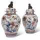 A PAIR OF CHINESE IMARI PORCELAIN VASES AND COVERS - фото 1