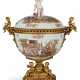 AN ORMOLU-MOUNTED BERLIN PORCELAIN CENTER BOWL AND COVER - Foto 1