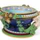 A MASSIVE MINTON MAJOLICA COBALT-BLUE AND TURQUOISE-GROUND CISTERN AND LINER - Foto 1