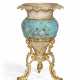 A LARGE FRENCH ORMOLU, ONYX AND TURQUOISE-GROUND PORCELAIN JARDINIERE - Foto 1