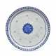 A SHALLOW IZNIK BLUE AND WHITE AND SLIP-PAINTED DISH - Foto 1