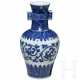 Blau-weiße Vase mit Qianglong-Marke, China, wahrscheinlich später, 19. Jhdt. - photo 1