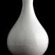Weiss-glasierte 'Yuhuchun'-Vase mit eingeritztem Drachendekor - фото 1