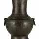 Grosse 'Hu'-förmige Vase aus Bronze im archaischen Stil - Foto 1