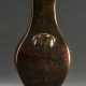 'Hu'-förmige Vase aus Bronze mit Maskenrelief an den Seiten - photo 1