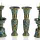 Paar Cloisonné-Vasen und ein Paar Kerzenleuchter mit Aufschriften - фото 1
